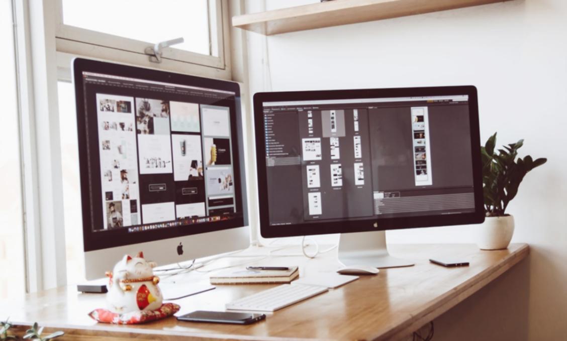 Persona revisando gráficos financieros en pantalla