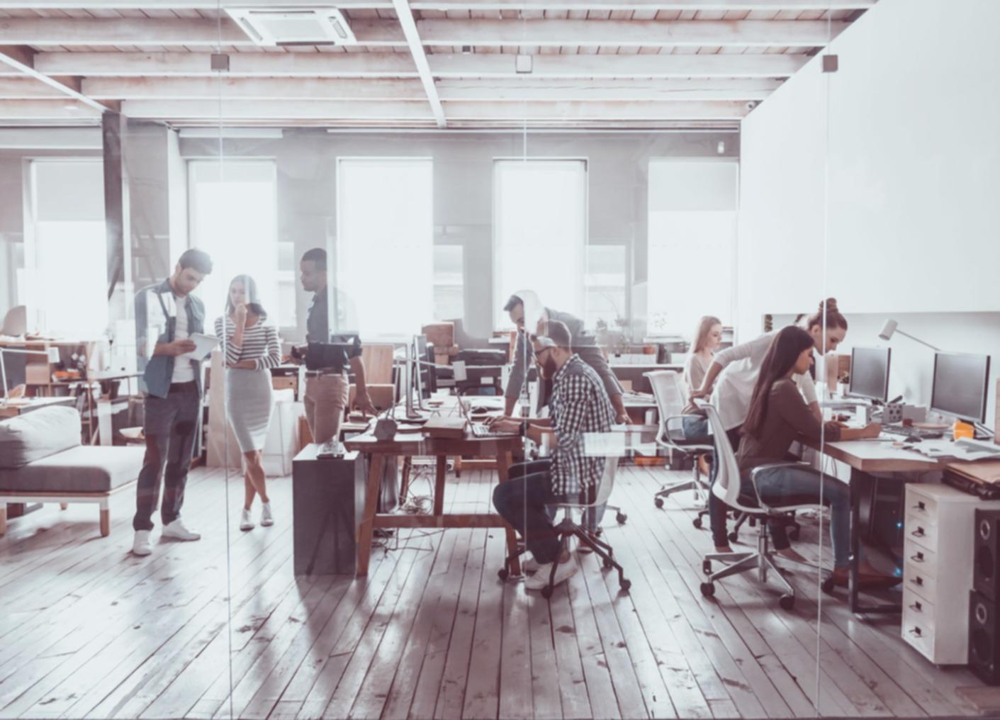 Espacio de trabajo organizado con herramientas de planificación financiera