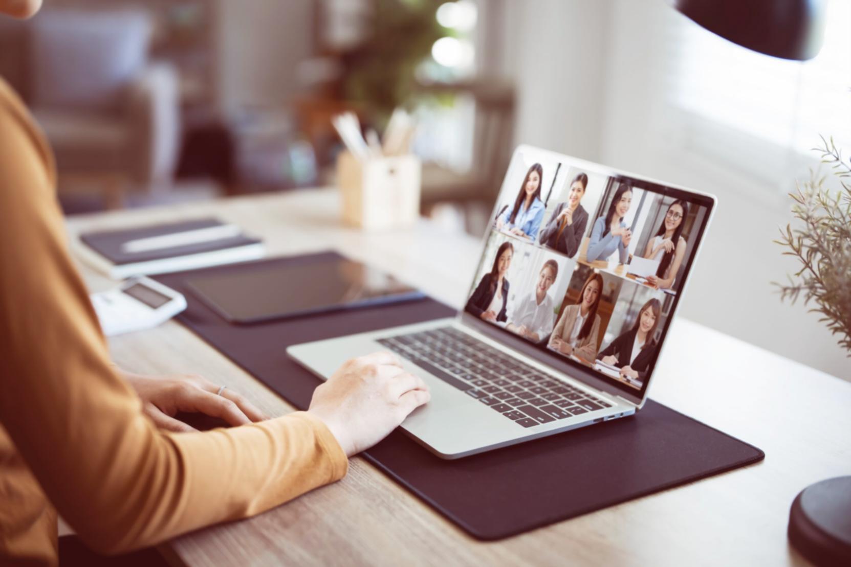 Espacio de trabajo con herramientas de planificación financiera